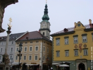 Das Alte Rathaus am Alten Platz mit Pfarrkirche St. Egyd im Hintergrund