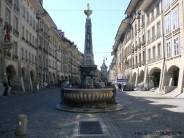 Kreuzwegbrunnen in der Kramgasse mit Zytglogge im Hintergrund