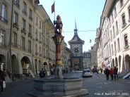 Zahringerbrunnen in der Kramgasse mit Zytglogge im Hintergrund