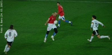 Jan Koller wird bei der Ballannahme von Ballack und Frings attackiert