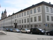 Alte Universität mit Jesuitenkirche (links im Hintergrund)