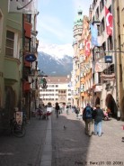 Herzog-Friedrich-Stra&szlig;e mit Altem Rathaus (rechts) und Goldenem Dachl (hinten)