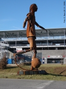 Skulptur vor dem Stadion in Wals-Siezenheim