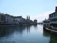 Blick von der Rudolf-Brun-Br&uuml;cke &uuml;ber die Limmat zum Rathaus und zum Grossm&uuml;nster