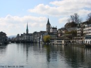 Blick &uuml;ber die Limmat zur Kirche St. Peter (rechts) und zur Fraum&uuml;nsterkirche (links)